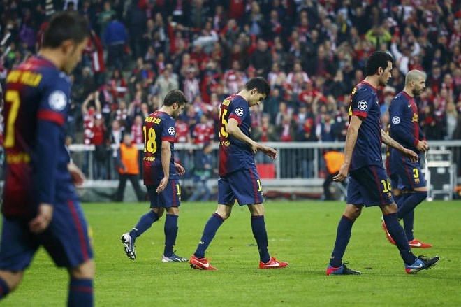 Barcelonini nogometaši so igrišče zapustili sklonjenih glav.  (Foto: Reuters) 