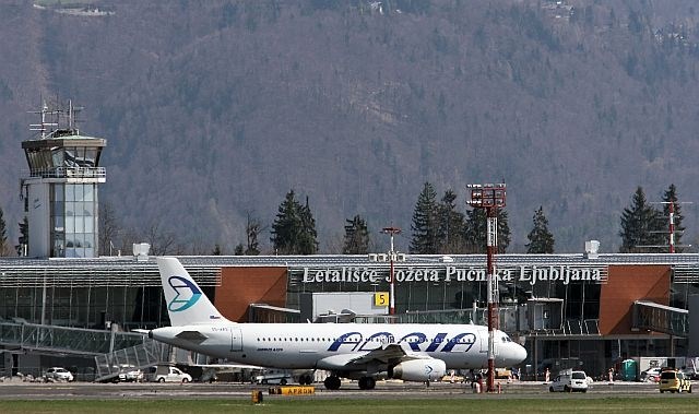 Adria Airways bo podatke in dokumente o prodaji poceni letalskih vozovnic predala KPK
