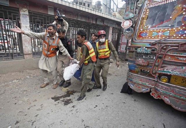 V samomorilskem napadu v mestu Pešavar na severozahodu Pakistana je bilo danes ubitih najmanj osem ljudi 