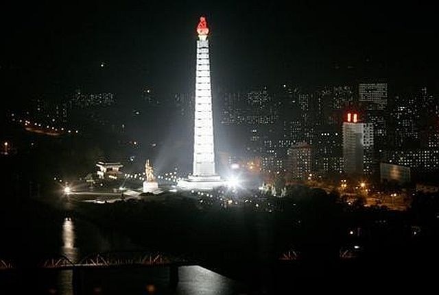 Pjongjang ponoči (fotografija je bila posneta leta 2008). (foto: Reuters) 
