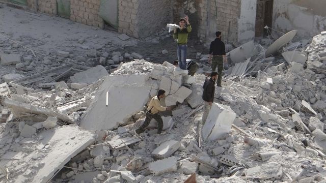 Sirijo že dobri dve leti pretresa huda državljanska vojna. (foto: Reuters) 