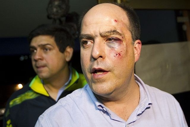 Skupil jo je tudi opozicijski poslanec Julio Borges. (foto: Reuters) 