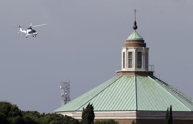 Benedikt XVI. je v Vatikan priletel s helikopterjem. 