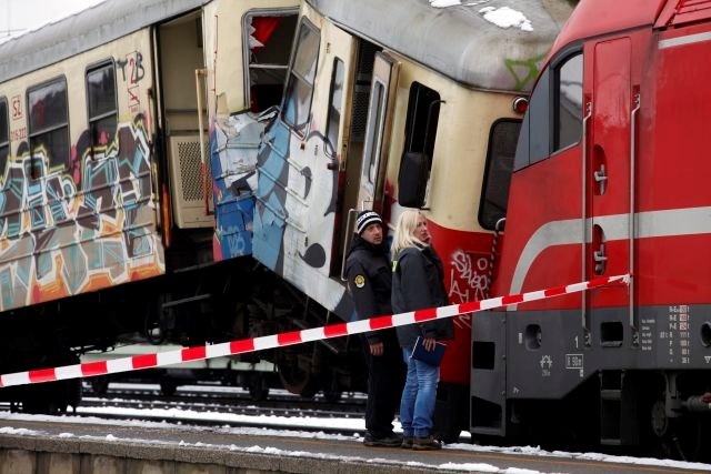 V trčenju potniških vlakov predoru pri Beogradu poškodovan tudi otrok