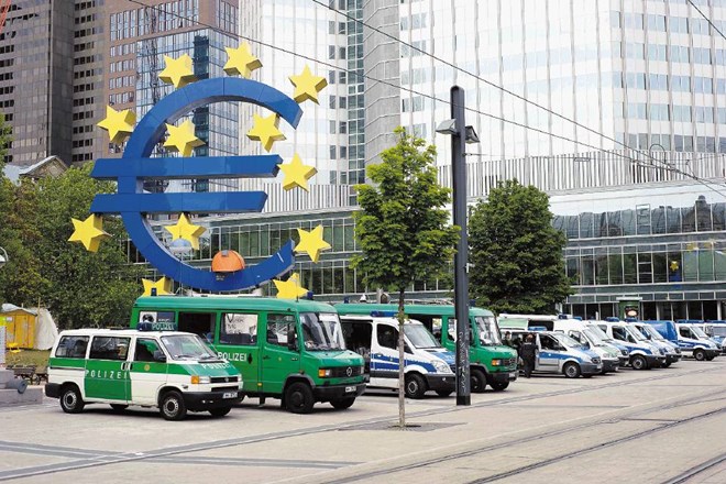 Cena zadolževanja po odločitvi Evropske centralne banke zlezla rekordno nizko