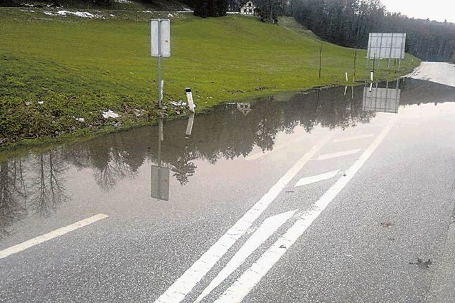 Zaradi neustrezne tehnične rešitve je cestišče v bližini križišča pod gradom Mokrice ob vsakem večjem deževju poplavljeno. 