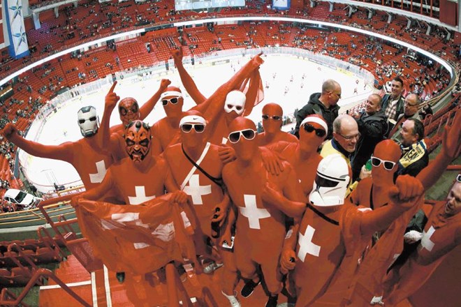 Švicarski navijači so se prvi dan prvenstva izkazali z izvirnostjo, hokejisti pa z zmago nad Švedsko. 