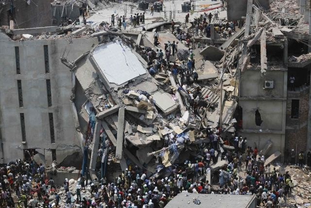 Do danes so izpod ruševin stavbe s tekstilnimi delavnicami v bangladeški prestolnici Daka potegnili že 572 trupel.    
