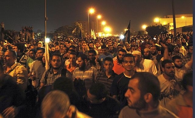 Protesti v Egiptu so že več kot dve leti skorajda stalnica. Takole so se ljudje zbrali 2. maja. (foto: Reuters) 