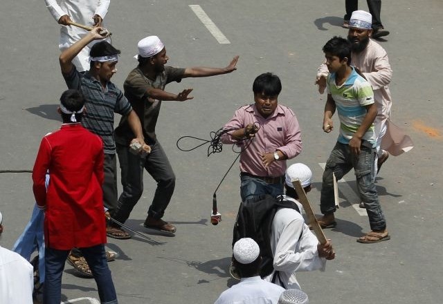 V spopadih med policijo in skrajnimi islamisti je v bangladeški prestolnici Daka umrlo najmanj 22 ljudi. 