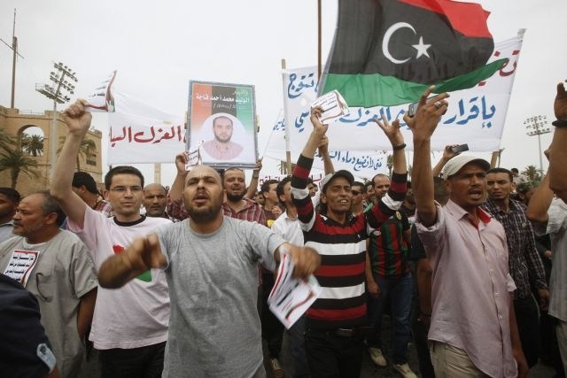 Oborožene skupine v Libiji nadaljujejo obleganje ministrstev