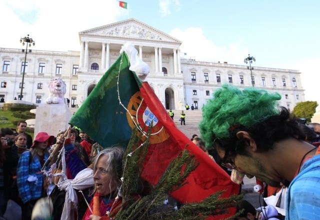 Protestniki porti varčevalnim ukrepom s portugalsko zastavo    