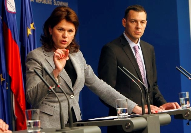 Premierka Alenka Bratušek in finančni minister Uroš Čufer sta na tiskovni konferenci po seji vlade predstavila protikrizne...