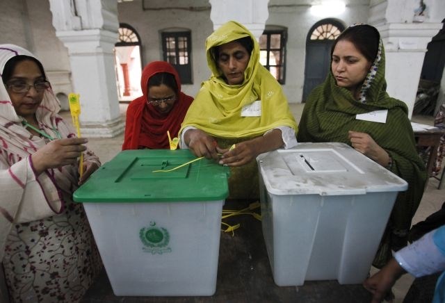 Parlamentarne volitve v Pakistanu zaznamovali napadi, v katerih je umrlo vsaj 18 ljudi