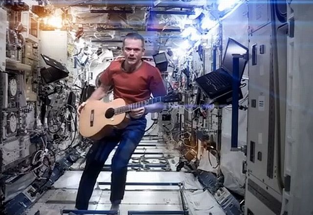 Chris Hadfield s svojo kitaro na Mednarodni vesoljski postaji. (foto: Youtube) 