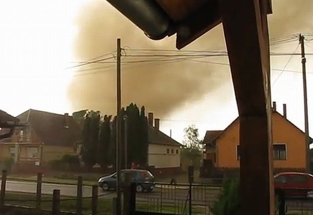 Takole je tornado presenetil prebivalce madžarskega mesta Orben. 