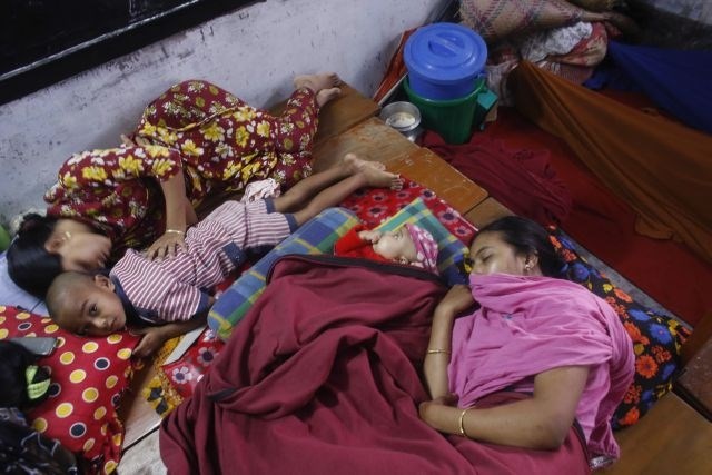 Zaradi ciklona je moralo v Bangladešu okoli milijon ljudi preživeti noč v zasilnih zatočiščih. 