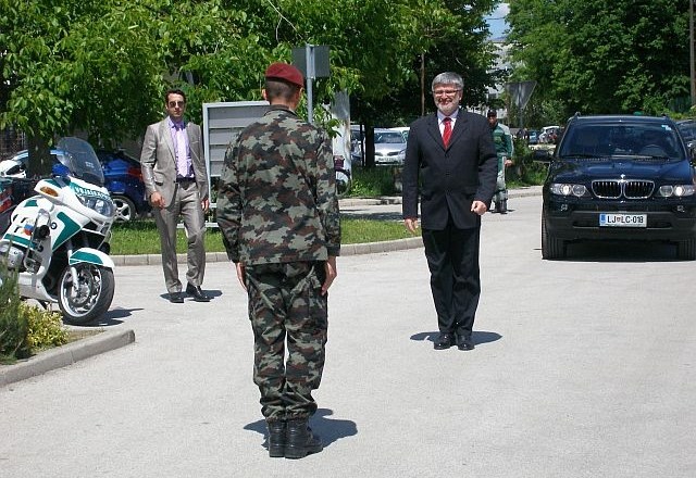 Minister za obrambo Roman Jakič je danes Vojašnico Celje slovesno razglasil za Vojašnico Franca Rozmana Staneta.  (foto: STA)...