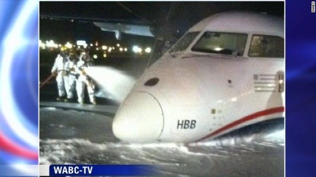 Fotografija s televizije WABC_TV kaže reševalce, ki so letalo nemudoma poškropili z belo peno. 