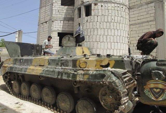 Sirska vojska je prodrla v uporniško mesto ob meji z Libanonom