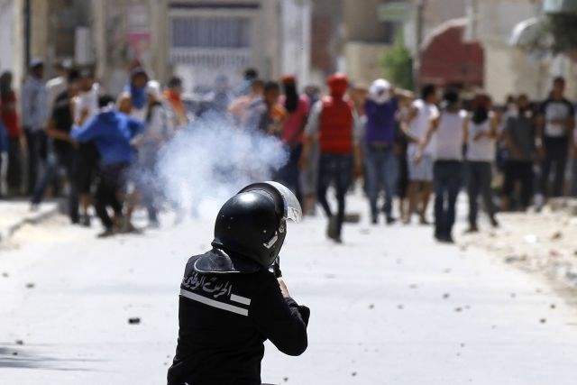 V spopadih med policisti in salafisti v Tuniziji ranjenih enajst policistov