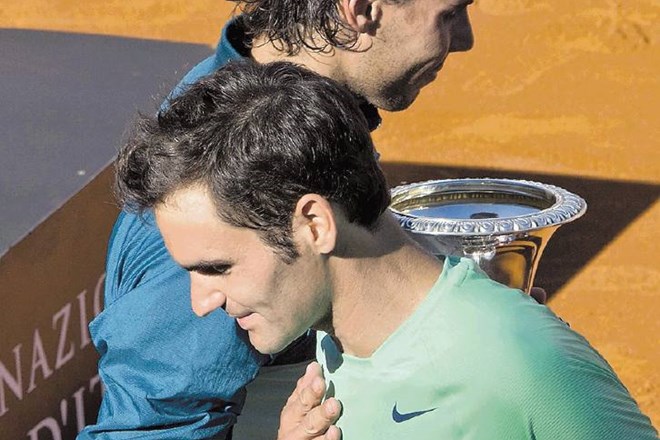 Rafael Nadal (zadaj) in Roger Federer (spredaj) 