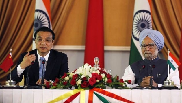 Kitajski premier Li Keqiang in njegov indijski kolega Mamnohan Singh želita okrepiti zaupanje med državama.  Foto: Reuters 