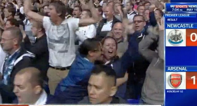 Navijači Tottenhama so z navdušenjem sprejeli vest o izenačenju Necastla, ki pa ni bila resnična. (Foto: youtube) 
