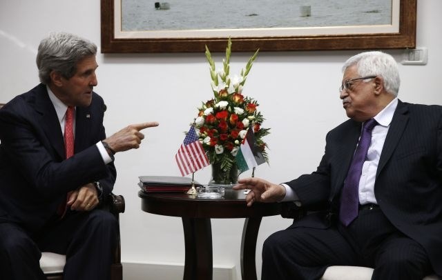 John Kerry s palestinskim predsednikom. 