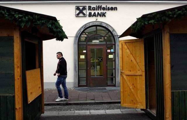 Zaradi domnevno spornih nakupov stanovanj odstop ponudil prvi mož avstrijske RBI