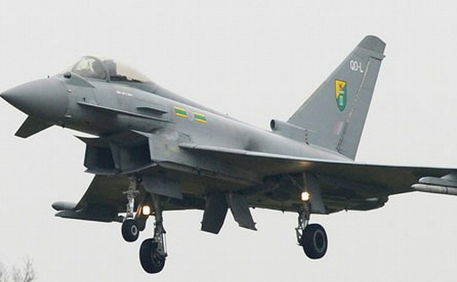 Potniško letalo sta do londonskega letališča pospremila reaktivca tipa Typhoon. (Foto: Reuters) 