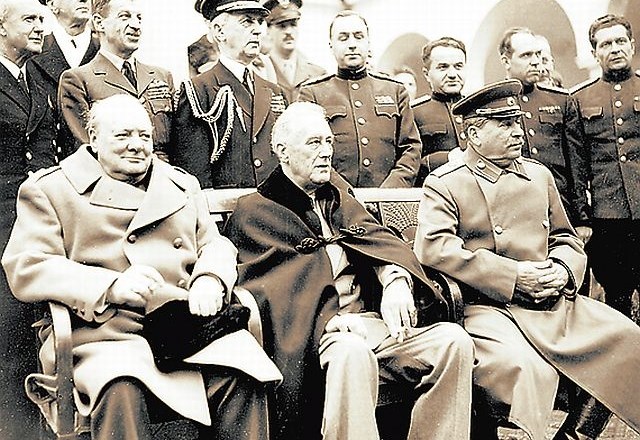 Winston Churchill (levo) in Josip Stalin (desno), vmes pa njun ameriški kolega Franklin Roosevelt. (arhivska fotografija) 