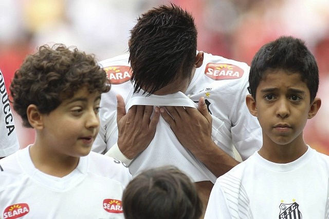 Neymarja so ob slovesnosti pred tekmo preplavila čustva in potočil je tudi nekaj solz. (Foto: Reuters) 