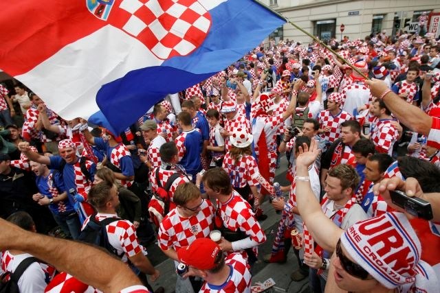 Zaradi žaljivega skandiranja hrvaških navijačev je Fifa kaznovala Hrvaško nogometno zvezo. (slika je simbolična - foto: Luka...
