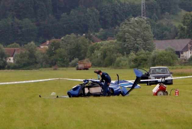 Strmoglavljeni žirokopter na športnem letališču Senožet med Žičami in Ločami. Pilot je za posledicami nesreče umrl.   Foto:...