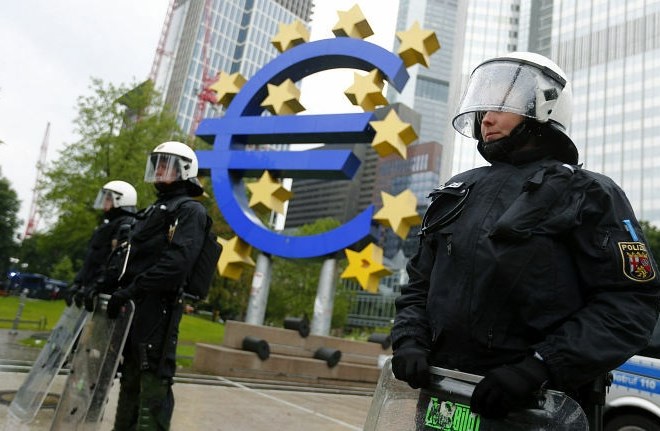 Protestniki protestirajo proti varčevalnim ukrepom v evrskem območju in načinu, kako se Evropska unija spopada z evrsko...