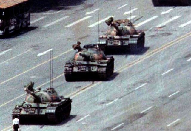 Arhivska fotografija tankov na trgu nebeškega miru leta 1989 (foto: Reuters) 