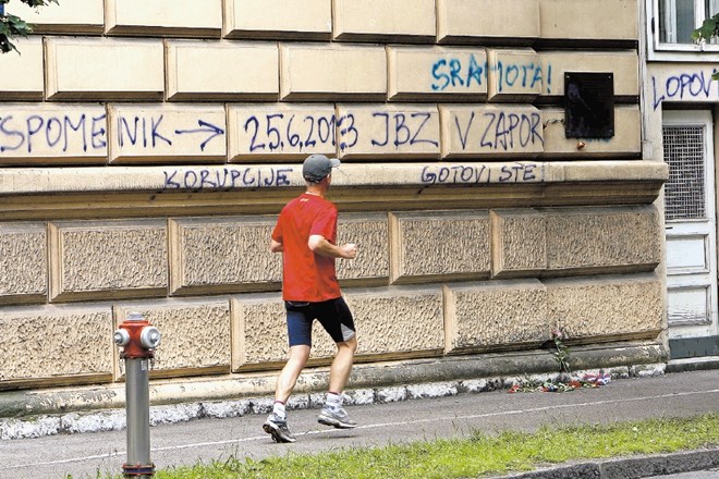 Zid ob spominski plošči na Roški cesti, ki so jo ob obletnici afere JBTZ odkrili v petek, so neznanci popisali z grafiti. V...
