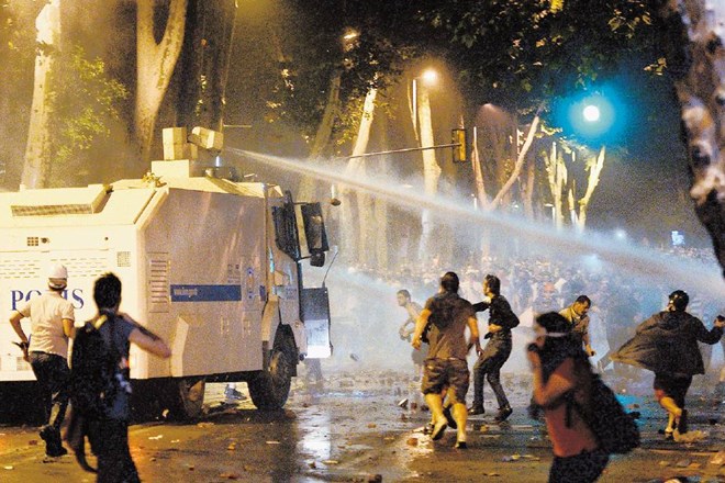 Turška policija je sprva proti protestnikom uporabila vso silo, včeraj pa so se razmere umirile 