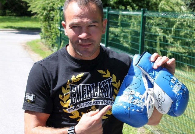 Dejan Zavec je v dobrodelne namene podaril podpisane rokavice, ki jih bodo najboljšemu ponudniku prodali na dražbi. (Foto:...