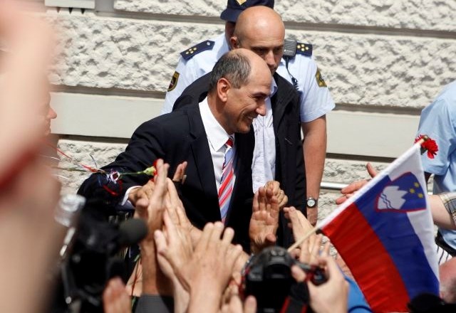 Hrvaški tisk: Janša je postopoma uničeval svojo karizmo