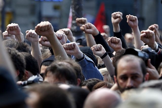 Dan po smrti najstnika so se simpatizerji levice podali na ulice v spomin na preminulega. (foto: Reuters) 