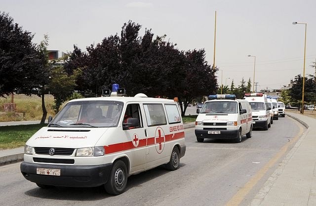 Libanonska reševalna vozila prevažajo ranjence iz Kusairja (foto: Reuters) 