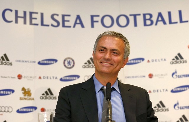 Jose Mourinho je bil ob vrnitvi nasmejan. (Foto: Reuters) 