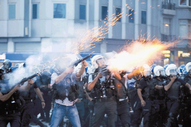 Policija je s solzivcem in vodnimi topovi pregnala protestnike s trga Taksim. 