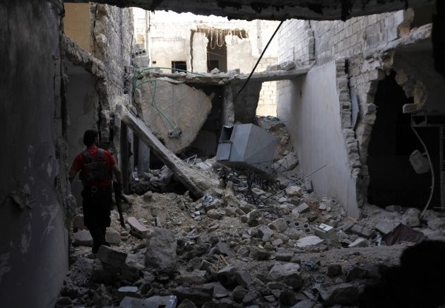 Pripadnik Svobodne sirske vojske zavzema položaj v bližini vojaškega letališča pri Alepu.  Foto: Reuters 