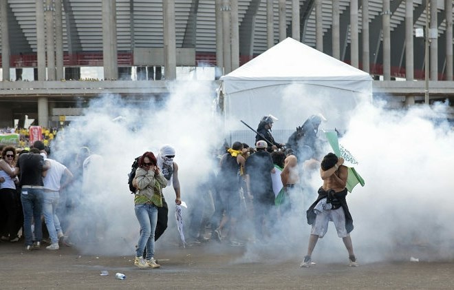 Pred stadionom v brazilski prestolnici so v soboto izbruhnili nemiri. (Foto: Reuters) 