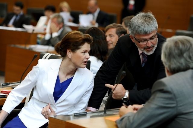Bratuškova je v parlamentu odgovarjala na poslanska vprašanja. 