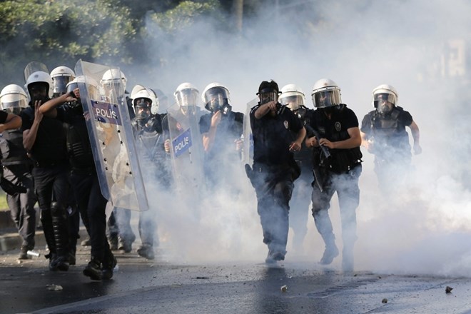 Policija vnovič z vodnimi topovi nad protestnike v Carigradu