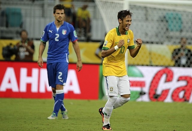 Neymar je s prostega strela zadel za vodstvo Brazilcev z 2:1. (Foto: Reutetrs) 